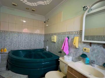 Venta de casa en Cuenca – 330m², 4 habitaciones, cerca de comercios y tranvía