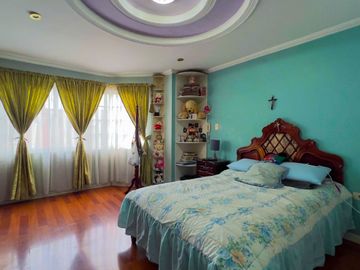 Venta de casa en Cuenca – 330m², 4 habitaciones, cerca de comercios y tranvía