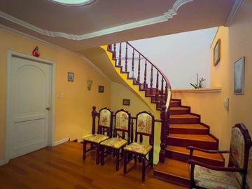 Venta de casa en Cuenca – 330m², 4 habitaciones, cerca de comercios y tranvía