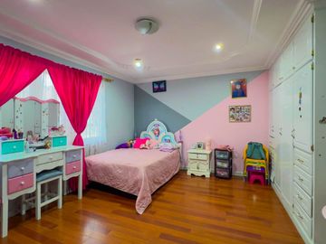 Venta de casa en Cuenca – 330m², 4 habitaciones, cerca de comercios y tranvía