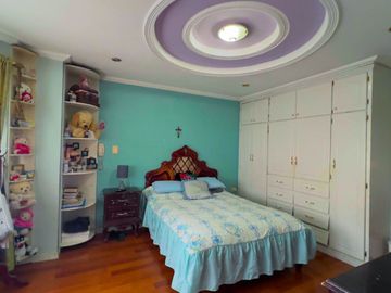 Venta de casa en Cuenca – 330m², 4 habitaciones, cerca de comercios y tranvía
