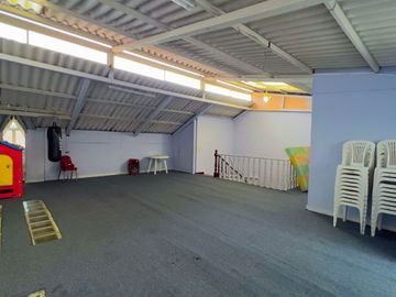 Venta de casa en Cuenca – 330m², 4 habitaciones, cerca de comercios y tranvía