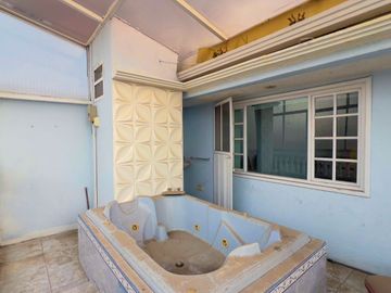Venta de casa en Cuenca – 330m², 4 habitaciones, cerca de comercios y tranvía