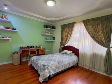 Venta de casa en Cuenca – 330m², 4 habitaciones, cerca de comercios y tranvía