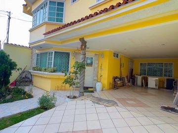 Venta de casa en Cuenca – 330m², 4 habitaciones, cerca de comercios y tranvía