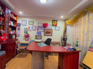 Venta de casa en Cuenca – 330m², 4 habitaciones, cerca de comercios y tranvía