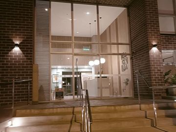 Alquilo habitacion amoblada para señorita -MODO ROMMIE -dentro de Edificio Moderno - areas comunes