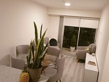 Alquilo habitacion amoblada para señorita -MODO ROMMIE -dentro de Edificio Moderno - areas comunes