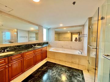 For Sale: Condominium Unit located at Discovery Primea Ayala Avenue, Makati City