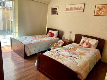 SE VENDE CASA EN LAS VILLAS CON SEGURIDAD - EN PASEOS DE LAS PALMAS INTERLOMAS