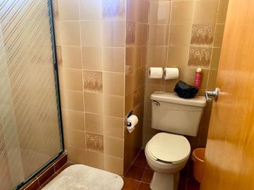 SE VENDE CASA EN LAS VILLAS CON SEGURIDAD - EN PASEOS DE LAS PALMAS INTERLOMAS