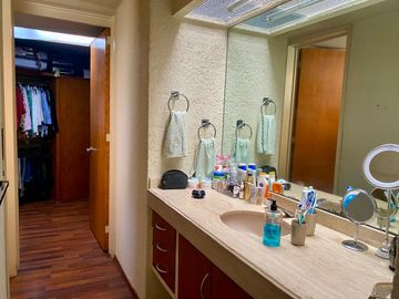 SE VENDE CASA EN LAS VILLAS CON SEGURIDAD - EN PASEOS DE LAS PALMAS INTERLOMAS