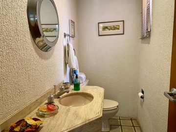 SE VENDE CASA EN LAS VILLAS CON SEGURIDAD - EN PASEOS DE LAS PALMAS INTERLOMAS