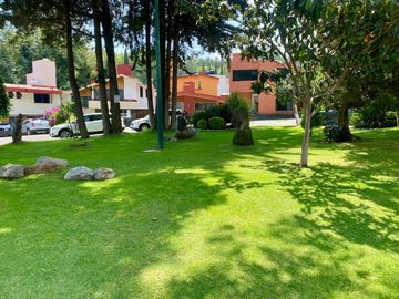 SE VENDE CASA EN LAS VILLAS CON SEGURIDAD - EN PASEOS DE LAS PALMAS INTERLOMAS
