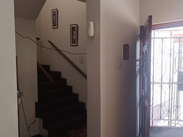 Casa En La Perla De 2 Pisos Con 4 Dormitorios Y Con Gran Potencial