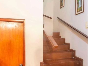 Casa En La Perla De 2 Pisos Con 4 Dormitorios Y Con Gran Potencial