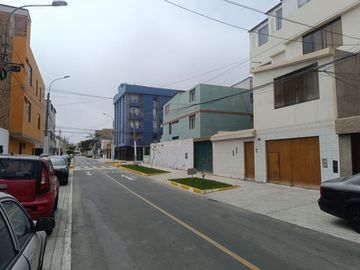 Casa En La Perla De 2 Pisos Con 4 Dormitorios Y Con Gran Potencial