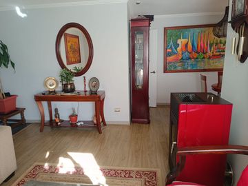 CASA EN CONDOMINIO, QUINCHO, PISCINA, CALEFACCIÓN Y AC.