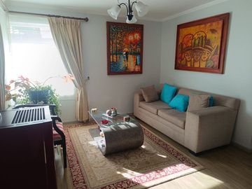 CASA EN CONDOMINIO, QUINCHO, PISCINA, CALEFACCIÓN Y AC.