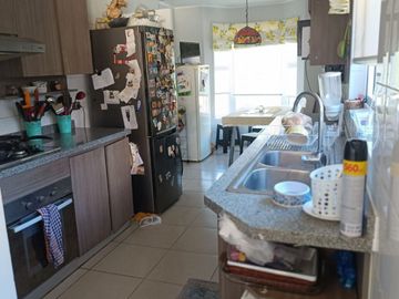 CASA EN CONDOMINIO, QUINCHO, PISCINA, CALEFACCIÓN Y AC.