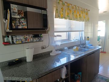 CASA EN CONDOMINIO, QUINCHO, PISCINA, CALEFACCIÓN Y AC.