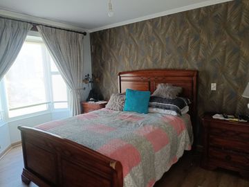CASA EN CONDOMINIO, QUINCHO, PISCINA, CALEFACCIÓN Y AC.