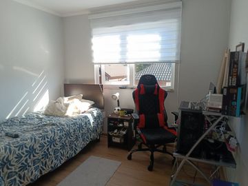 CASA EN CONDOMINIO, QUINCHO, PISCINA, CALEFACCIÓN Y AC.