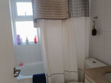CASA EN CONDOMINIO, QUINCHO, PISCINA, CALEFACCIÓN Y AC.