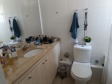 CASA EN CONDOMINIO, QUINCHO, PISCINA, CALEFACCIÓN Y AC.