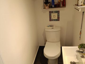 CASA EN CONDOMINIO, QUINCHO, PISCINA, CALEFACCIÓN Y AC.
