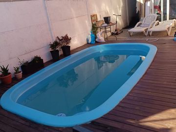 CASA EN CONDOMINIO, QUINCHO, PISCINA, CALEFACCIÓN Y AC.