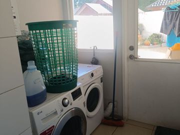 CASA EN CONDOMINIO, QUINCHO, PISCINA, CALEFACCIÓN Y AC.