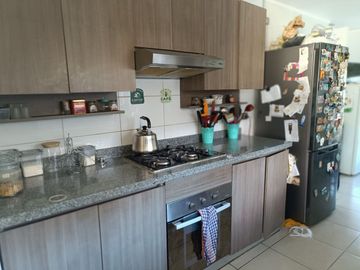 CASA EN CONDOMINIO, QUINCHO, PISCINA, CALEFACCIÓN Y AC.