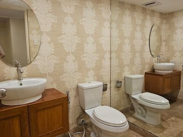 FULLY FURNISHED 3BR UNIT WITH PARKING FOR SALE IN TWIN TOWERS MAKATI