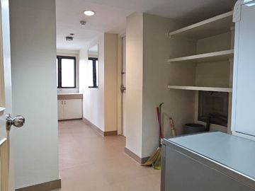 FULLY FURNISHED 3BR UNIT WITH PARKING FOR SALE IN TWIN TOWERS MAKATI