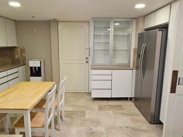FULLY FURNISHED 3BR UNIT WITH PARKING FOR SALE IN TWIN TOWERS MAKATI