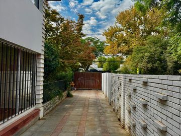 Casa de 4 dormitorios 2 baños, 165 m² construidos y 262 m² de terreno. Ubicada en Candelaria Goyenechea, Vitacura.