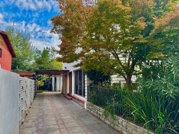 Casa de 4 dormitorios 2 baños, 165 m² construidos y 262 m² de terreno. Ubicada en Candelaria Goyenechea, Vitacura.