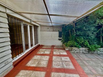 Casa de 4 dormitorios 2 baños, 165 m² construidos y 262 m² de terreno. Ubicada en Candelaria Goyenechea, Vitacura.