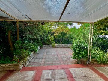 Casa de 4 dormitorios 2 baños, 165 m² construidos y 262 m² de terreno. Ubicada en Candelaria Goyenechea, Vitacura.