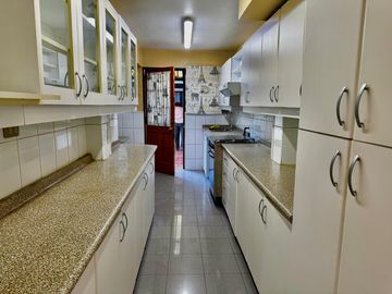 Casa de 4 dormitorios 2 baños, 165 m² construidos y 262 m² de terreno. Ubicada en Candelaria Goyenechea, Vitacura.