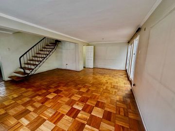 Casa de 4 dormitorios 2 baños, 165 m² construidos y 262 m² de terreno. Ubicada en Candelaria Goyenechea, Vitacura.