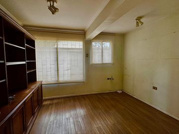 Casa de 4 dormitorios 2 baños, 165 m² construidos y 262 m² de terreno. Ubicada en Candelaria Goyenechea, Vitacura.