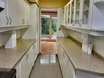 Casa de 4 dormitorios 2 baños, 165 m² construidos y 262 m² de terreno. Ubicada en Candelaria Goyenechea, Vitacura.