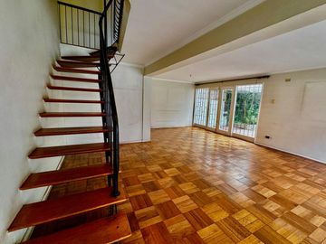 Casa de 4 dormitorios 2 baños, 165 m² construidos y 262 m² de terreno. Ubicada en Candelaria Goyenechea, Vitacura.