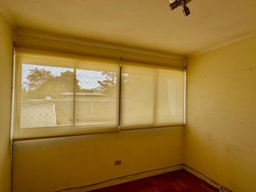 Casa de 4 dormitorios 2 baños, 165 m² construidos y 262 m² de terreno. Ubicada en Candelaria Goyenechea, Vitacura.