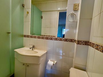 Casa de 4 dormitorios 2 baños, 165 m² construidos y 262 m² de terreno. Ubicada en Candelaria Goyenechea, Vitacura.