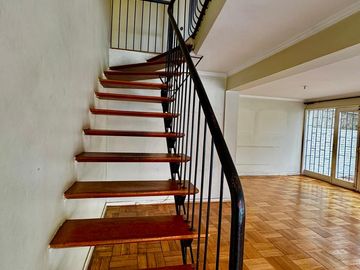 Casa de 4 dormitorios 2 baños, 165 m² construidos y 262 m² de terreno. Ubicada en Candelaria Goyenechea, Vitacura.