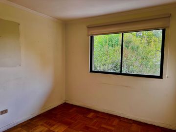 Casa de 4 dormitorios 2 baños, 165 m² construidos y 262 m² de terreno. Ubicada en Candelaria Goyenechea, Vitacura.