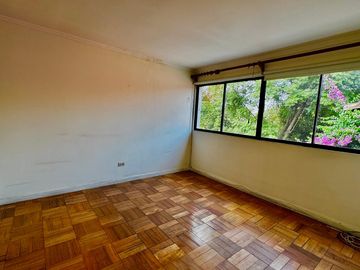 Casa de 4 dormitorios 2 baños, 165 m² construidos y 262 m² de terreno. Ubicada en Candelaria Goyenechea, Vitacura.